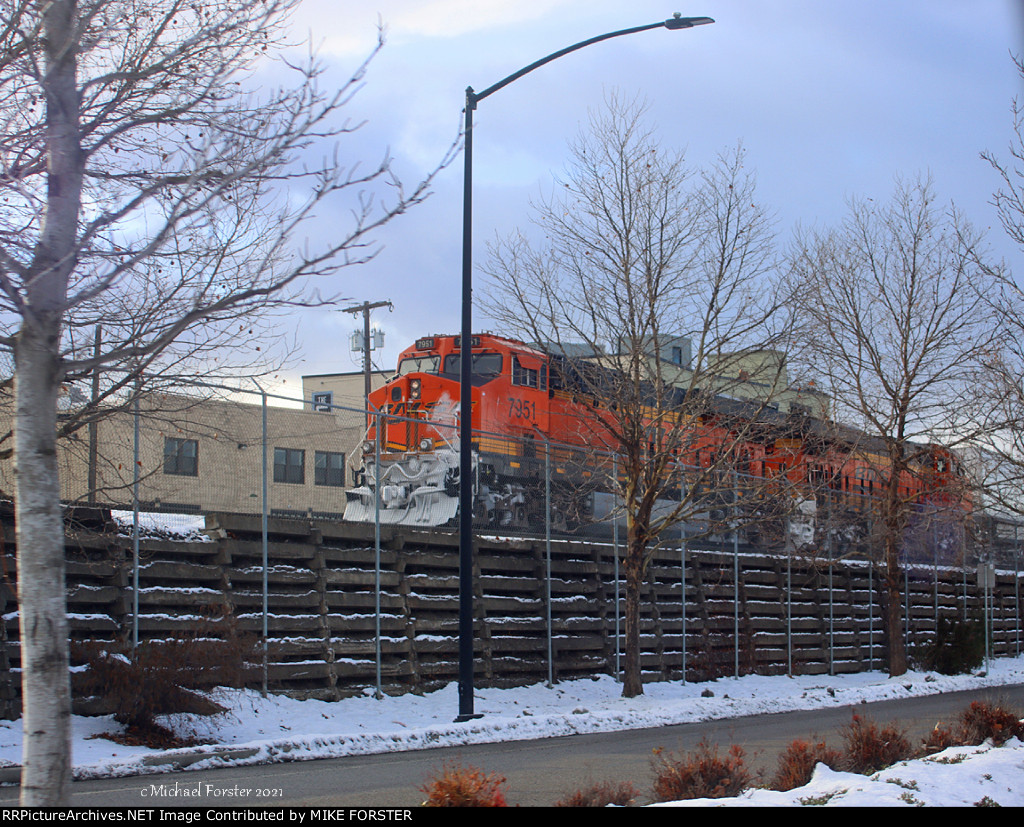 BNSF heading west to NP depot downtown